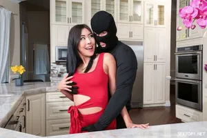 Gái bán dâm thỏa mãn cơn nứng lồn cùng con cặc cứng
