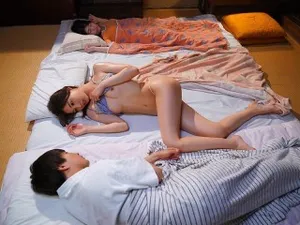 Em hoạt náo viên ngây thơ xấu hổ khi bị “ông chú” chạm vào