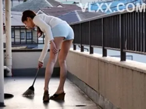 Con đĩ tóc vàng mặc tất đen và đai garter bị một gã đàn ông cơ bắp quan hệ
