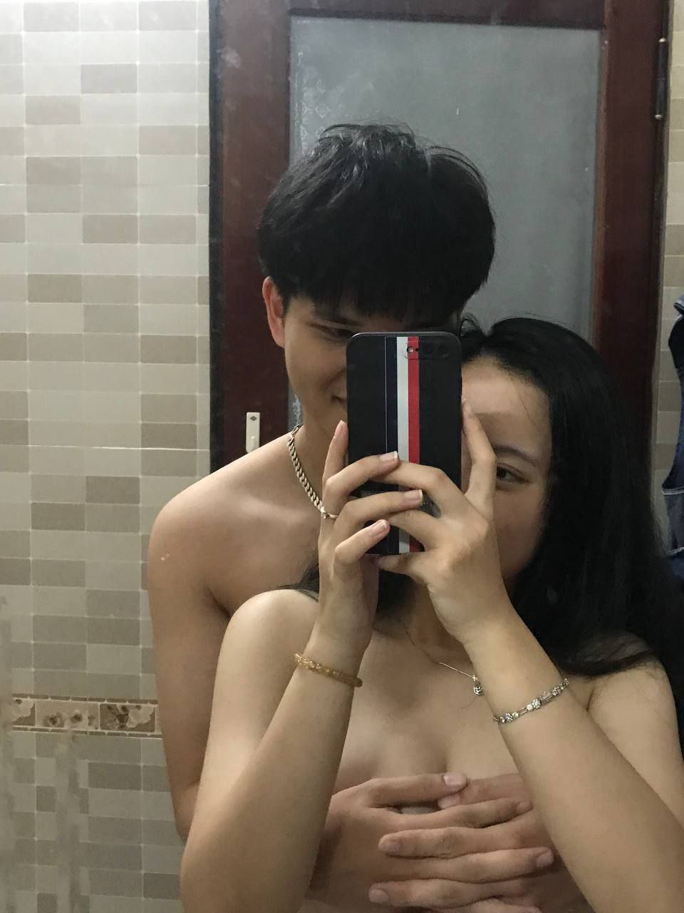 Cháu có muốn nếm thử mùi lồn của cô không
