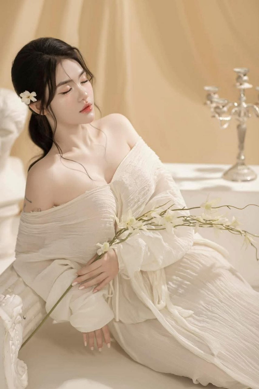Cô gái xinh đẹp với làn da trắng và đôi chân dài gợi cảm cầm lấy con cặc rồi liếm và mút nó thật mạnh. Sự sung sướng này ngay lập tức làm cho dương vật cương cứng và đụ lỗ đít thật mạnh...